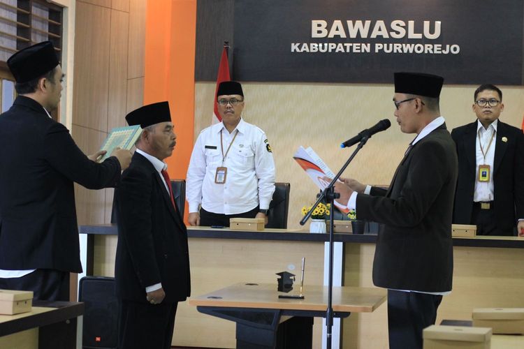 Pelantikan dilaksanakan di Ruang Sidang Nurhadi Kantor Bawaslu Purworejo pada Rabu (14/6/2023).