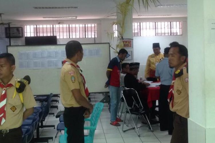 Kelompok Pramuka Lembaga Pemasyarakatan (Lapas) Kelas 1 Cipinang membantu penyelenggaraan Pemilihan Kepala Daerah (Pilkada) Serentak di lingkungan Lapas Cipinang, Jatinegara, Jakarta, Rabu (15/2/2017).