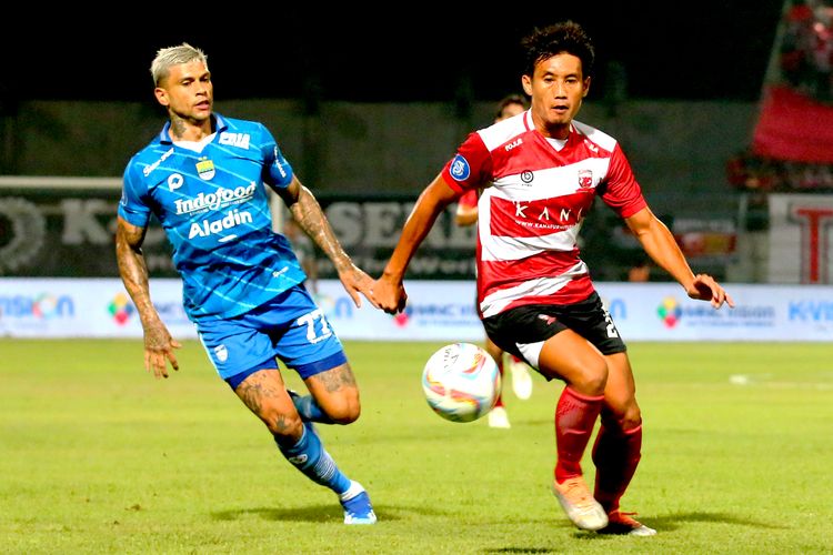 Pemain Madura United Guntur Ariyadi dan pemain Persib Bandung Ciro Alves saat laga pekan ke-18 Liga 1 2023-2024 yang berakhir dengan skor 1-0 di Stadion Gelora Bangkalan, Rabu (1/11/2023) malam.