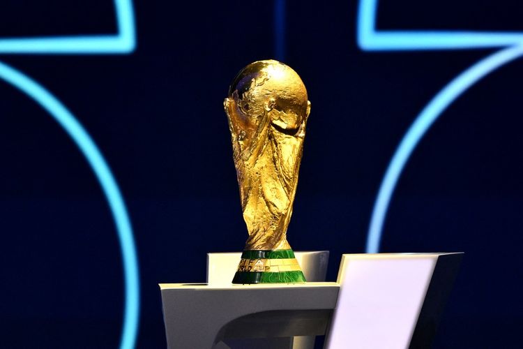 Trofi Piala Dunia FIFA dipajang saat acara drawing Piala Dunia FIFA 2026 di John F. Kennedy Center for the Performing Arts pada tanggal 5 Desember 2025 di Washington, DC.