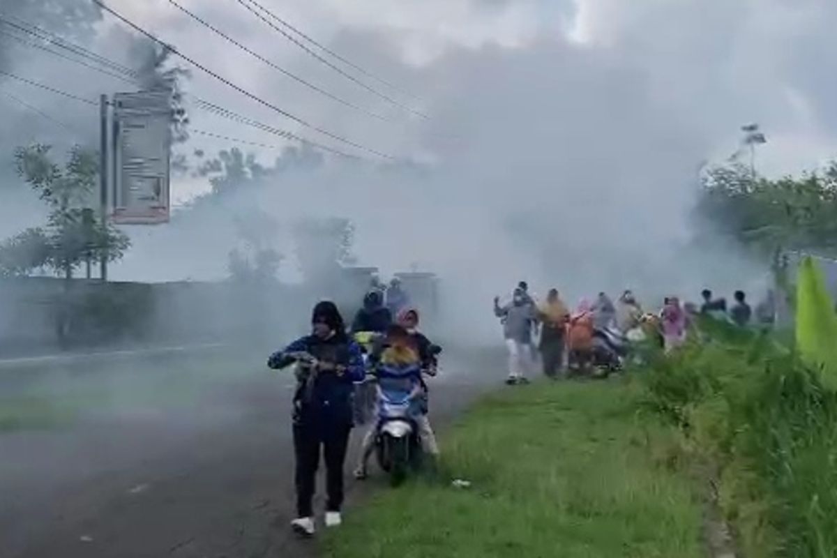 Suasana pasca ledakan trafo di Puskesmas Saptosari, Gunungkidul. Selasa (2/5/2023)
