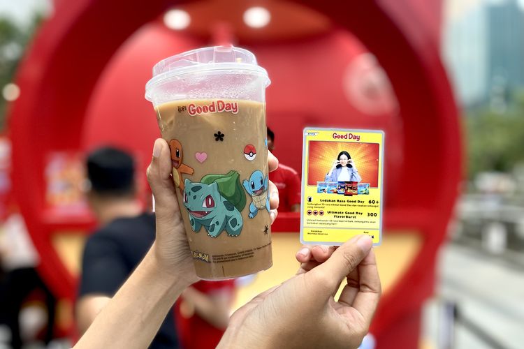 (Kiri) Reusable cup dengan desain eksklusif karakter-karakter Pok&eacute;mon, (kanan) hasil foto dari photobooth unik yang terinspirasi dari Pok&eacute;mon Trading Cards.