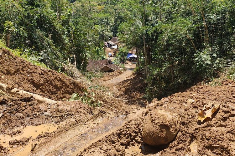 Penanganan bencana tanah longsor di Kalurahan Kalirejo, Kapanewon Kokap, Kabupaten Kulon Progo, Daerah Istimewa Yogyakarta, belum tuntas. Puluhan titik tanah longsor melululantahkan rumah warga, menutup akes jalan utama dan merusak jaringan listrik.