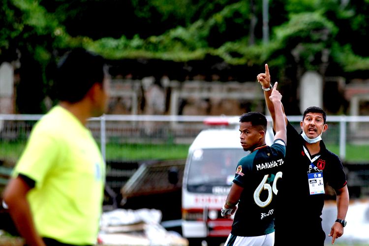 Pelatih Persipura Jayapura Alfredo Vera protes kepada wasit garis saat pertandingan pekan 29 Liga 1 2021-2022 melawan Persikabo 1973 yang berakhir dengan skor 1-1 di Stadion I Gusti Ngurah Rai Denpasar, Sabtu (5/3/2022) sore.