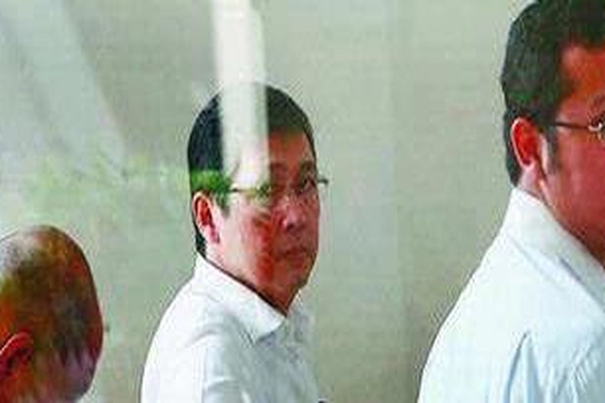 Mantan Komisaris PT Sarana Rekatama Dinamika, Hartono Tanoesoedibjo (tengah) didampingi kuasa hukumnya menunggu untuk dipanggil  sebagai saksi sidang kasus dugaankorupsi biaya akses Sistem Administrasi Badan Hukum di Pengadilan Negeri Jakarta Selatan,Kamis (25/6/2009).