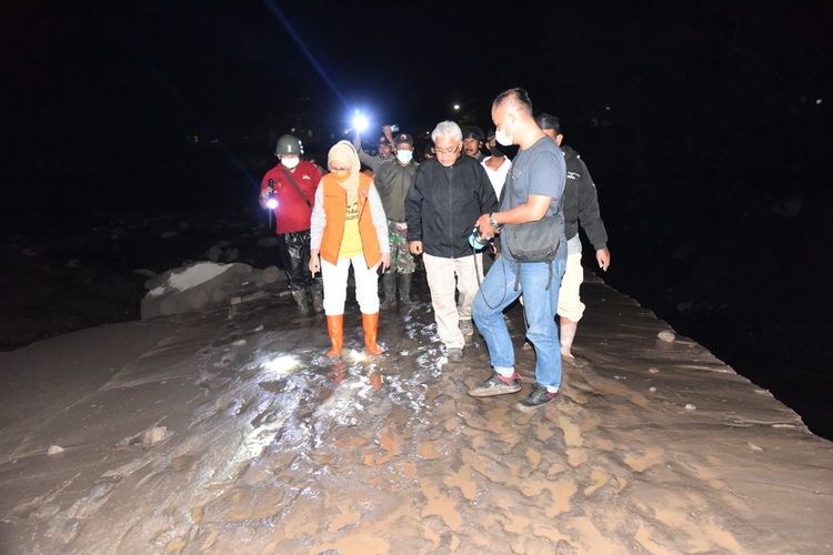 Wakil Bupati Lumajang Indah Amperawati  meninjau lokasi lahar hujan semeru yang menyebabkan jembatan tertutup material vulkanik