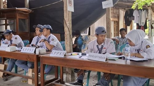 Petugas KPPS di Kendal Kenakan Seragam SMA untuk Pilkada 2024
