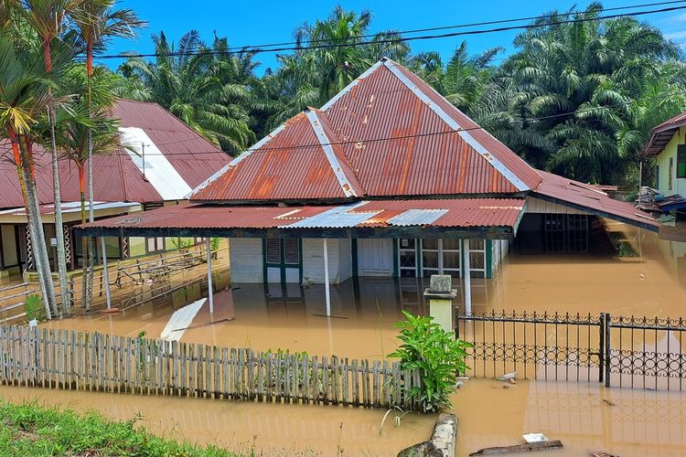BPBD Provinsi Bengkulu keluarkan data terbaru korban banjir dan longsor di daerah itu mencapai 5.316 KK yang tersebar di 7 kabupaten, Kamis (1/9/2022) sore. Kebutuhan dasar pengungsi belum terpenuhi.