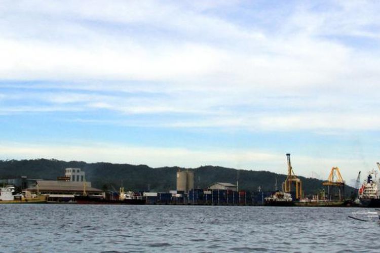 Pelabuhan Bitung terlihat dari arah laut.