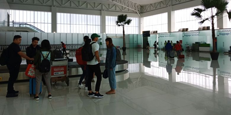 Pengambilan bagasi di terminal baru Bandara Ahmad Yani, Semarang, Kamis (19/7/2018).