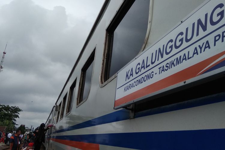 Kereta Api Galunggung tujuan relasi Bandung-Tasikmalaya di Stasiun Tasikmalaya, Kamis (27/12/2018). 