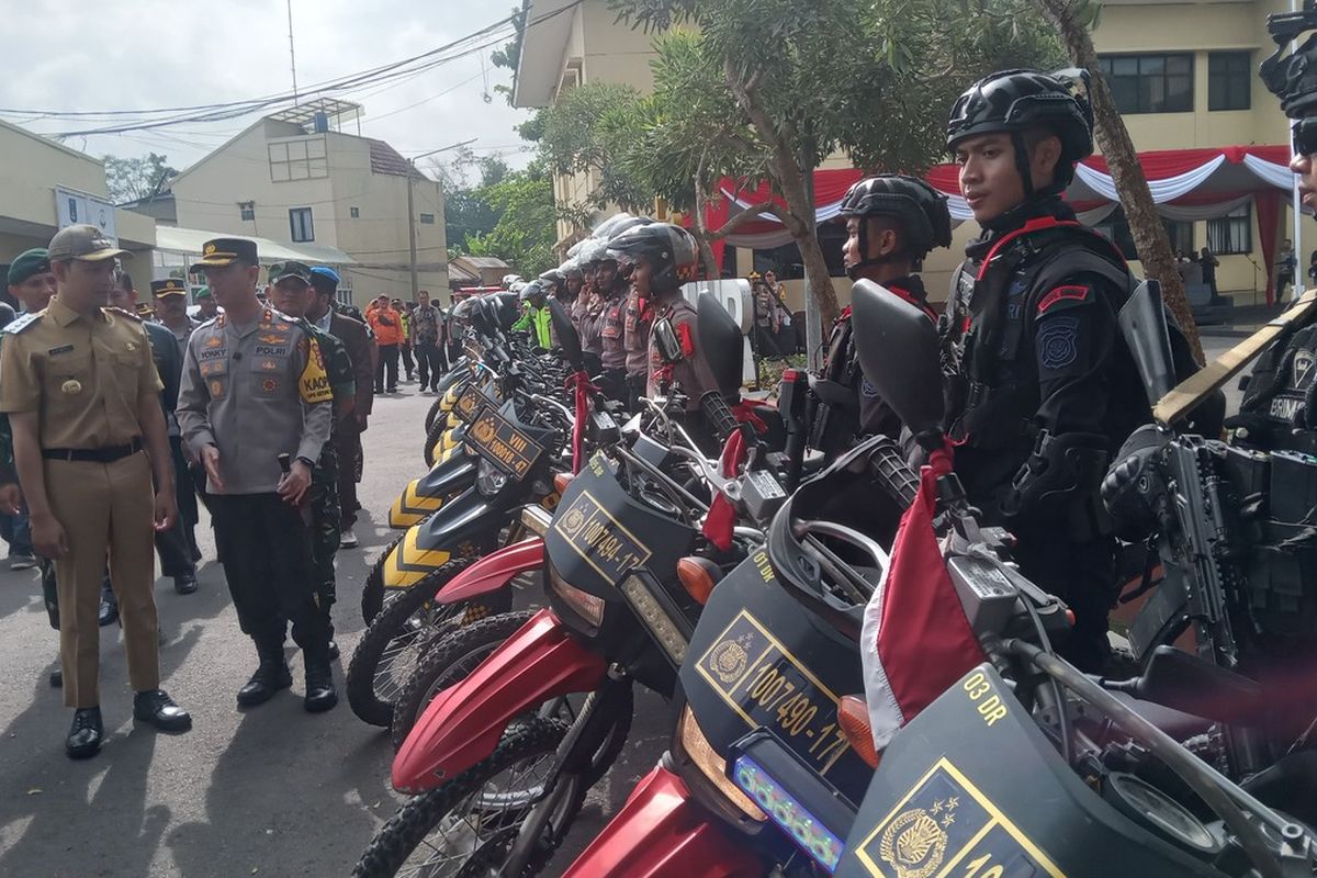 Ribuan personel gabungan disiapkan untuk mengamankan arus mudik dan balik Lebaarn 1446 Hijriah di wilayah Cianjur, Jawa Barat, termasuk keterlibatan personel sniper atau penembak runduk dari Satuan Brimob Polda Jawa Barat.