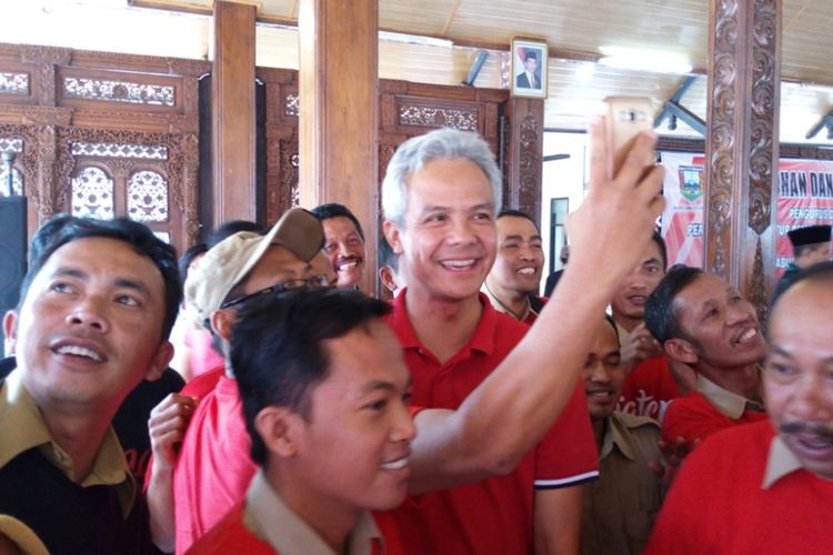 Caption : Gubernur Jawa Tengah Ganjar Pranowo menghadiri Pengukuhan dan Pelantikan Pengurus DPC Perkumpulan Aparatur Pemerintah Desa Seluruh Indonesia (PAPDESI) Kabupaten Semarang di Pendopo Rumah Dinas Bupati, Jl Ahmad Yani, Ungaran, Minggu (28/1/2018) siang.