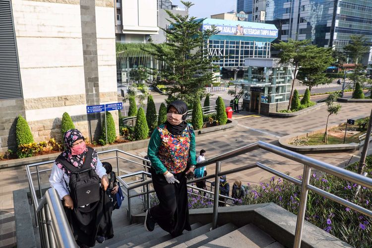 Pekerja kantoran berjalan kaki menuju kantornya di Jalan M.H. Thamrin, Jakarta Pusat, Senin (8/6/2020). Pemprov DKI Jakarta mengizinkan perkantoran kembali beroperasi sejak hari ini, namun dengan penerapan protokol kesehatan.