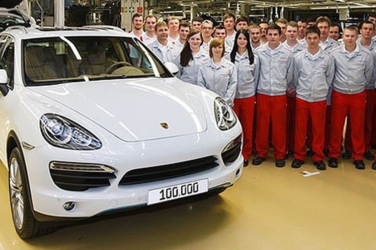 Pekerja di pabrik Leipzig berfoto dengan Ceyenne ke 100.000