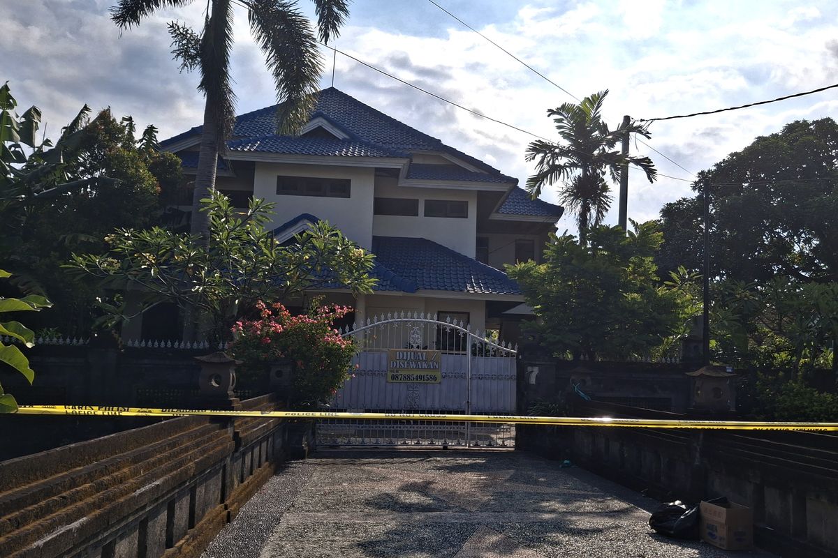 Polisi memasang garis polisi dalam peristiwa penemuan jenazah perempuan, Remi Yulia Putri (36), yang ditemukan tewas dalam mobil yang diparkir di depan rumah kosong di Jalan Kertha Dalem, Kota Denpasar, Bali, pada Jumat (2/5/2025) siang. KOMPAS.COM/ Yohanes Valdi Seriang Ginta