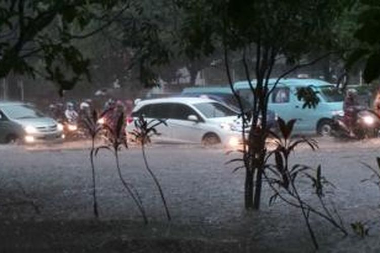 Banjir menggenangi Jalan MT Haryono, Cawang, Jakarta Timur, tepatnya depan kantor Badan Narkotika Nasional (BNN) arah Pancoran. Air yang menggenangi jalan itu mengakibatkan macet arus kendaraan hingga Universitas Kristen Indonesia (UKI) Cawang. Senin (9/2/2015).