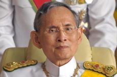 Massa Mendoakan Raja Thailand yang Dirawat di Rumah Sakit