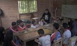 Lewat Gerakan Sosial 