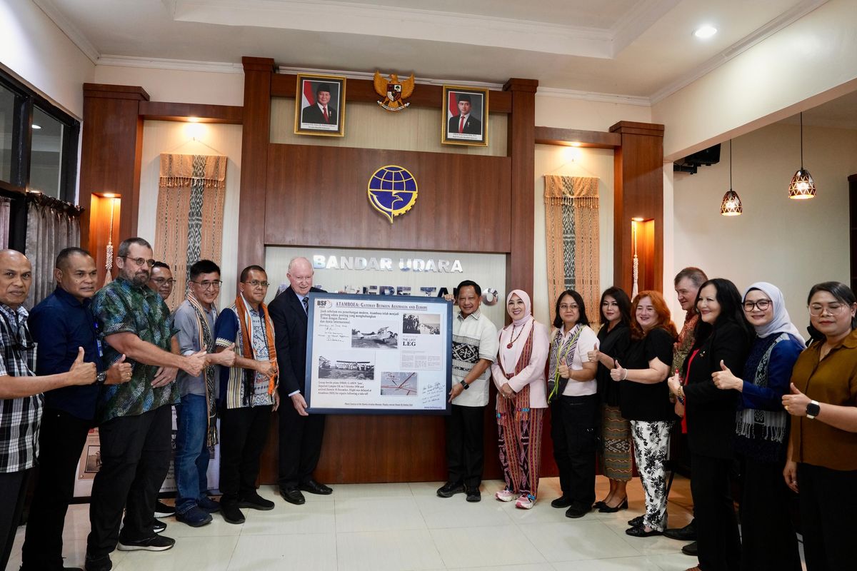 Mendagri Muhammad Tito Karnavian menerima dokumentasi sejarah Atambua dari Wali Kota Darwin, Australia, Peter Styles, Minggu (28/6/2026).