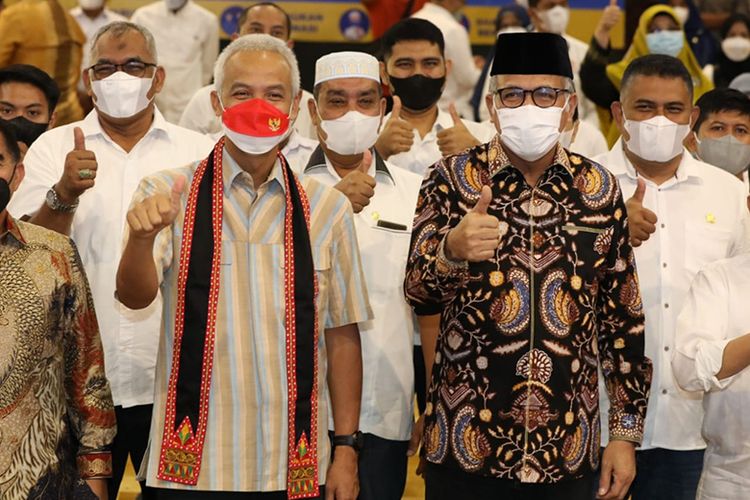 Gubernur Jawa Tengah Ganjar Pranowo bersama Gubernur Aceh Nova Iriansyah dalam pertemuan di sebuah rumah dinas di Blora, Minggu (10/4/2022).