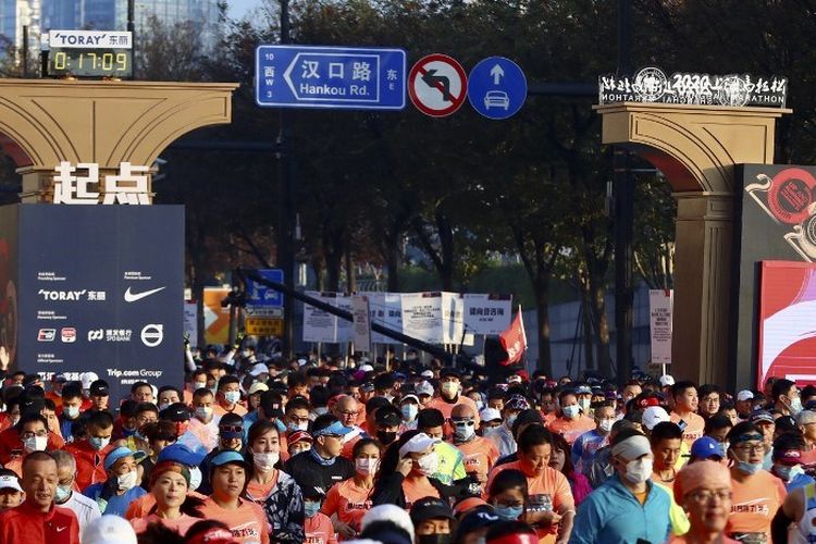 Para pelari yang ikut serta di Shanghai International Marathon, pada Minggu (29/11/2020).