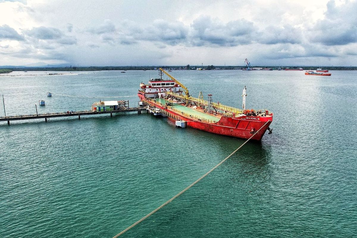 Kapal tanker pengangkut BBM milik Pertamina bersandar di Pelabuhan Pulau Baai Kota Bengkulu. 
