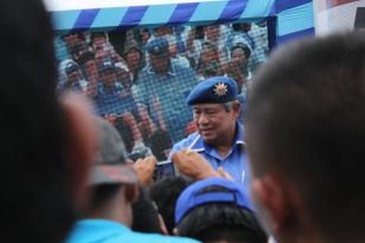 Ketua Umum Partai Demokrat Susilo Bambang Yudhoyono bersalaman dengan konstituen saat kampanye terbuka di Lapangan PRPP Semarang, Jum’at (29/3).