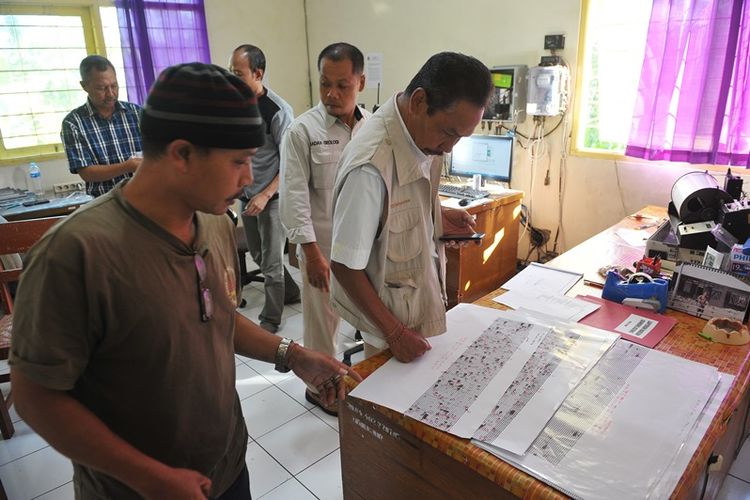 Petugas membaca grafik seismogram hasil pemantauan aktifitas Gunung Agung di Pos Pemantauan Desa Rendang, Karangasem, Bali, Selasa (19/9). Sejak Senin (18/9), status Gunung Agung dinaikkan dari level waspada ke siaga menyusul meningkatnya gempa vulkanik yang terdeteksi melalui pos pemantauan. 