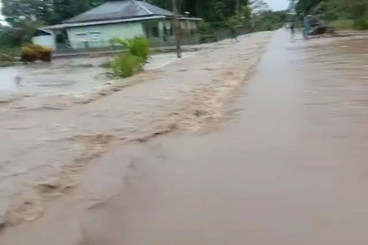 Kondisi Kampung Warikon, Distrik Sidey, Kabupaten Manokwari, yang terendam banjir akibat luapan Kali Matoa, Jumat (10/1/2020).