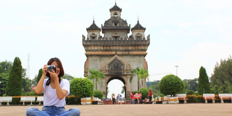 ILUSTRASI - Pelancong di  monumen Patuxai atau Patuxay di Vientiane, Laos