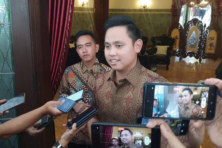 Bupati Kendal Dico M Ganinduto dan Wali Kota Solo Gibran Rakabuming Raka di Loji Gandrung Solo, Jawa Tengah, Rabu (22/2/2023).