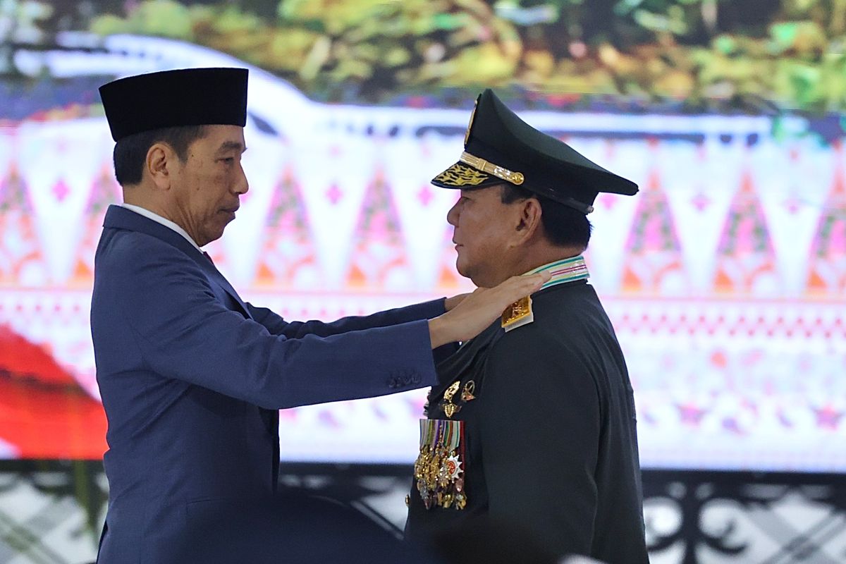 Presiden Joko Widodo (Jokowi) menyematkan pangkat jenderal kehormatan ke Menteri Pertahanan Prabowo Subianto saat Rapat Pimpinan TNI-Polri di Markas Besar TNI, Cilangkap, Jakarta Timur, Rabu (28/2/2024).
