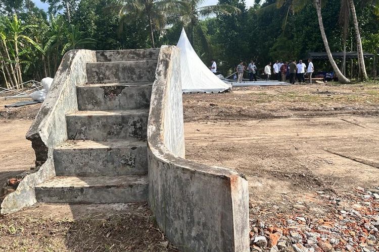 Undakan anak tangga Rumoh Geudong, bagian yang tersisa dari bangunan Rumoh Geudong Desa Bili Aron, Kecamatan Geulumpang tiga, Kabupaten pidie, Jelang kedatangan Presiden Joko Widodo.