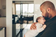 Tips Tetap Bugar Bagi Ayah Baru yang Kurang Tidur