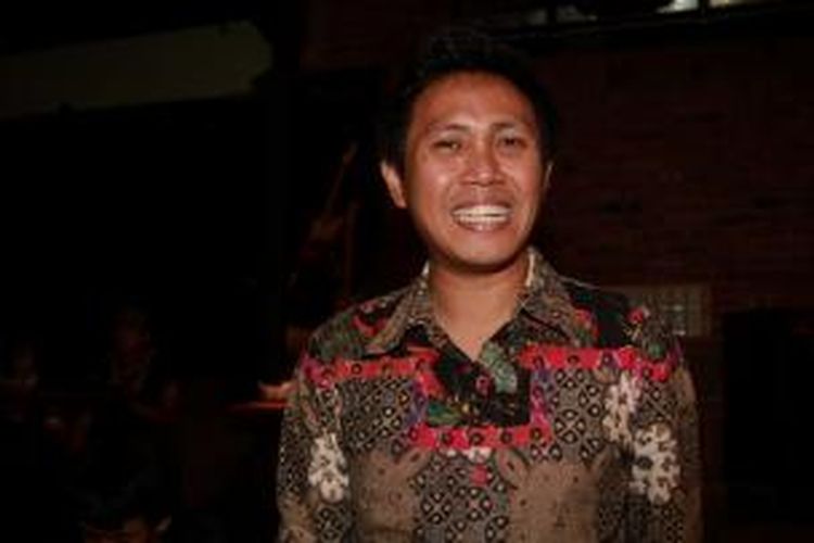 Pelawak sekaligus presenter, yang juga anggota DPR Eko Patrio saat menghadiri acara malam penggalangan dana untuk Franky Sahilatua, di Bengkel Cafe, SCBD, Jakarta, Kamis (12/8/2010) malam.  