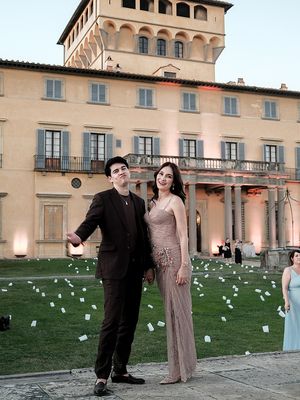 Luna Maya tampil anggun di pernikahan Millane Fernandez di Italia. Intip detailnya.