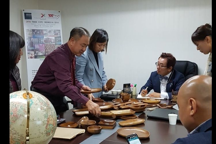 Bambang Haryono saat menjelaskan produknya ke calon pembeli asal Korea Selatan.