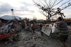 Mencari Barang Berharga yang Tersisa dari Gempa Sulteng