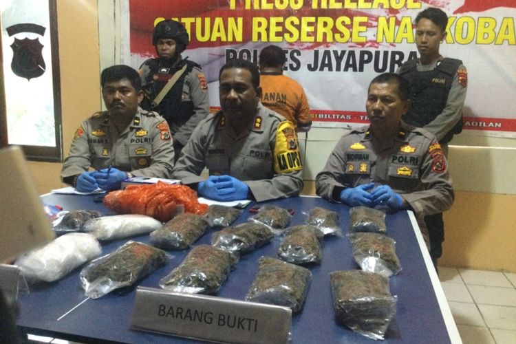 Kapolres Jayapura AKBP Fredrickus WA Maclarimboen, saat bersama Satuan Reserse Narkoba Polres Jayapura, melakukan jumpa pers, terkait kasus narkoba jenis ganja di Mapolres Jayapura, Selasa (12/12/2023).