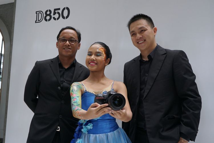 Sukimin Thio (kanan), General Manager Nikon Indonesia di acara peluncuran DSLR full frame Nikon D850 di Jakarta, Senin (29/1/2018).