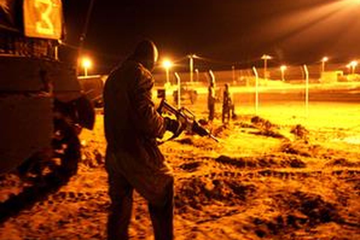 Tentara dan tank tempur Israel berjaga-jaga di perbatasan Jalur Gaza usai serangan udara menewaskan 228 warga Palestina, Sabtu (27/12).  