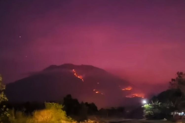 Titik api kebakaran lahan di lereng Gunung Agung, Kabupaten Karangasem, Provinsi Bali, Rabu (27/9/2023) malam. Instagram 