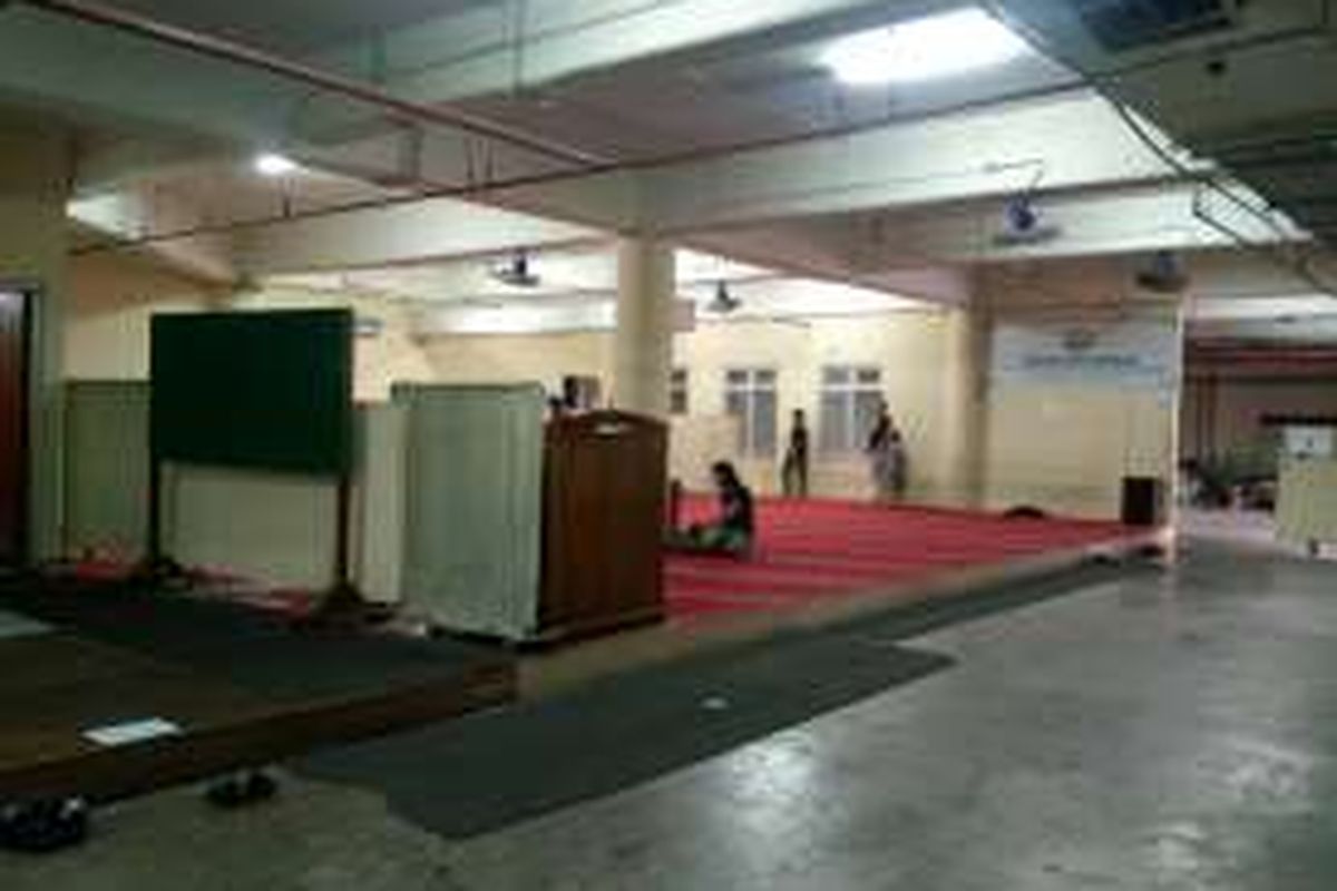 Masjid Amir Hamzah yang sementara dipindah ke basement Teater Jakarta, Taman Ismail Marzuki, Jakarta.