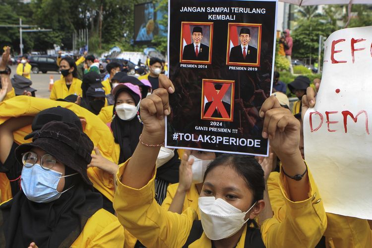 Ribuan mahasiswa yang tergabung dalam Aliansi BEM Sumatera Selatan melakukan aksi penolakan terkait adanya wacana perpanjangan masa jabatan Presiden menjadi tiga periode, Kamis (7/4/2022).