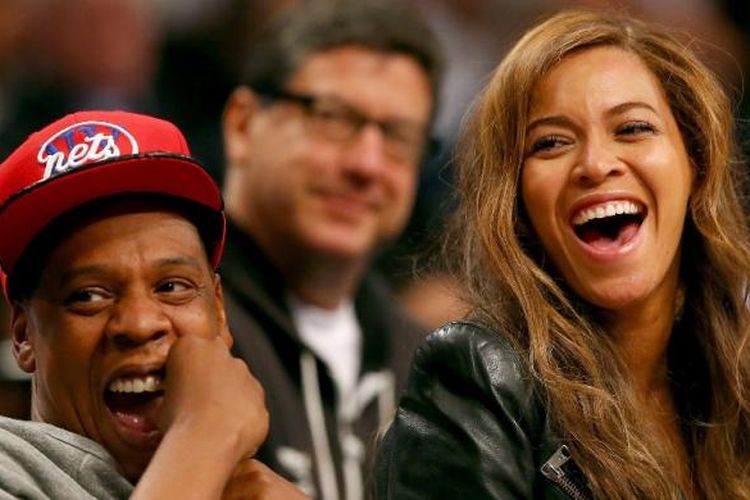Pasangan selebrita Jay Z (kiri) dan Beyonce menyaksikan pertandingan antara Brooklyn Nets dengan Toronto Raptors pada laga keenam babak play-off  wilayah Timur di Barclays Center, Jumat (2/3/2014).
