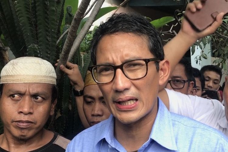 Calon wakil presiden nomor urut 02 Sandiaga Uno saat mengunjungi salah seorang relawannya di Kampung Luar Batang, Penjaringan, Jakarta Utara, Selasa (23/4/2019). Sandi mengunjungi relawannya itu karena terkilir, pasca menjalankan tugas sebagai seorang saksi dari Partai Gerindra di Kecamatan Penjaringan. 