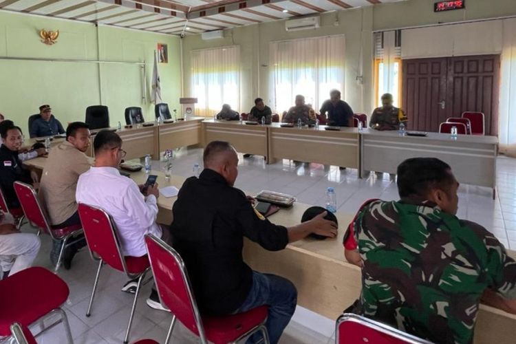 Rapat pembahasan TPS di daerah perbatasan Kabupaten Rokan Hilir dengan Kota Dumai, Riau, Senin (12/2/2024).