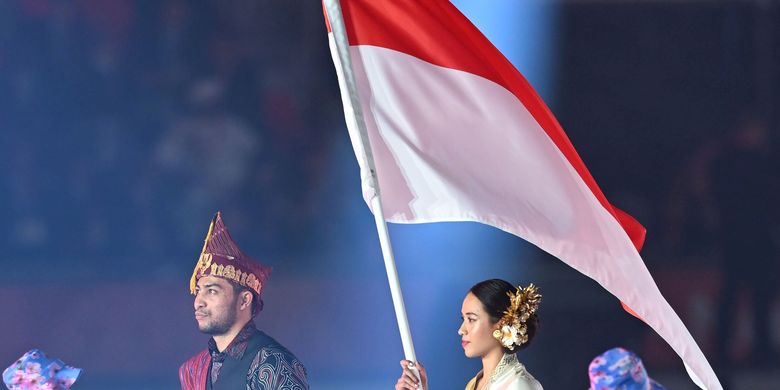 Pebasket Dewa Ayu Made Sriartha Kusuma Dewi (kedua kanan) didampingi karateka Daniel Hutapea (kedua kiri) membawa bendera Merah Putih saat defile Kontingen Indonesia dalam Asian Games 2026 di Stadion Paloma Mizuho, Nagoya, Aichi, Jepang, Sabtu (19/9/2026). Indonesia mengirimkan sebanyak 430 atlet yang tampil pada 35 cabang olahraga dengan target perolehan empat medali emas pada kompetisi olahraga terbesar se-Asia yang digelar 19 September hingga 4 Oktober 2026 itu. ANTARA FOTO/Fauzan/sgd