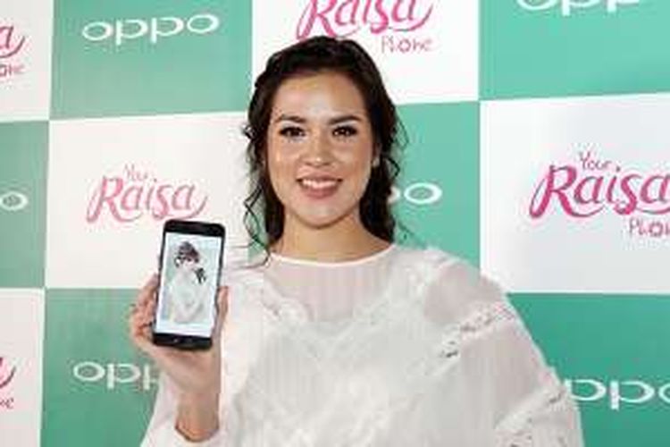 Penyanyi Jazz Raisa Andriana menunjukkan smartphone Oppo F1s edisi khusus berjuluk Your Raisa Phone.